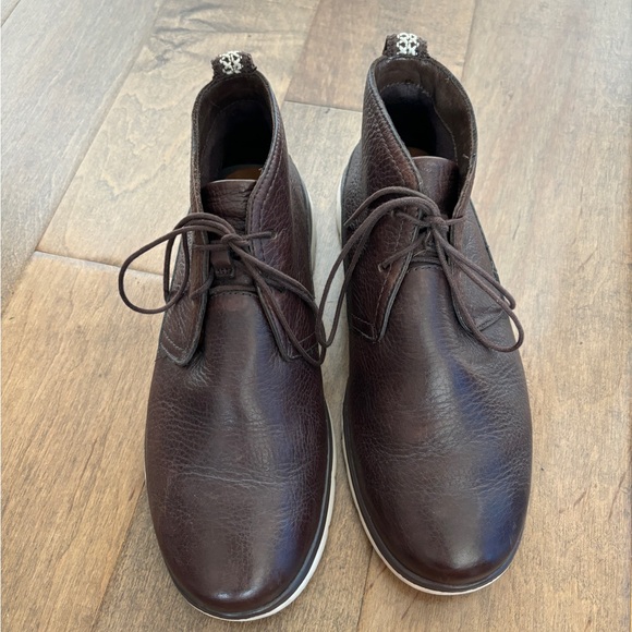 UGGS - Picture 3 of 9